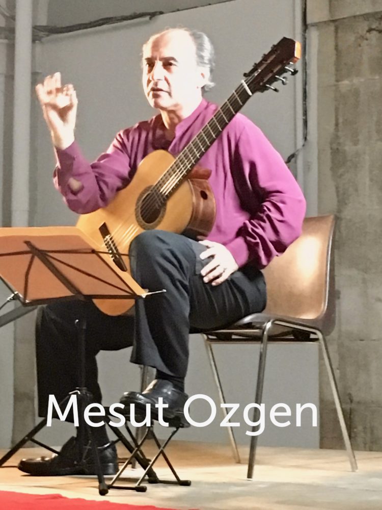 Mesut Ozgen joue de la guitare