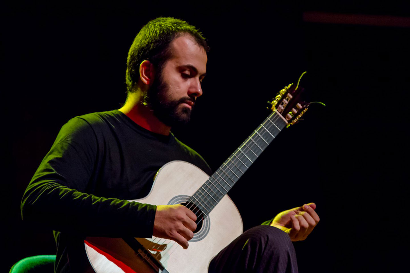 Cristiano Braga joue de la guitare
