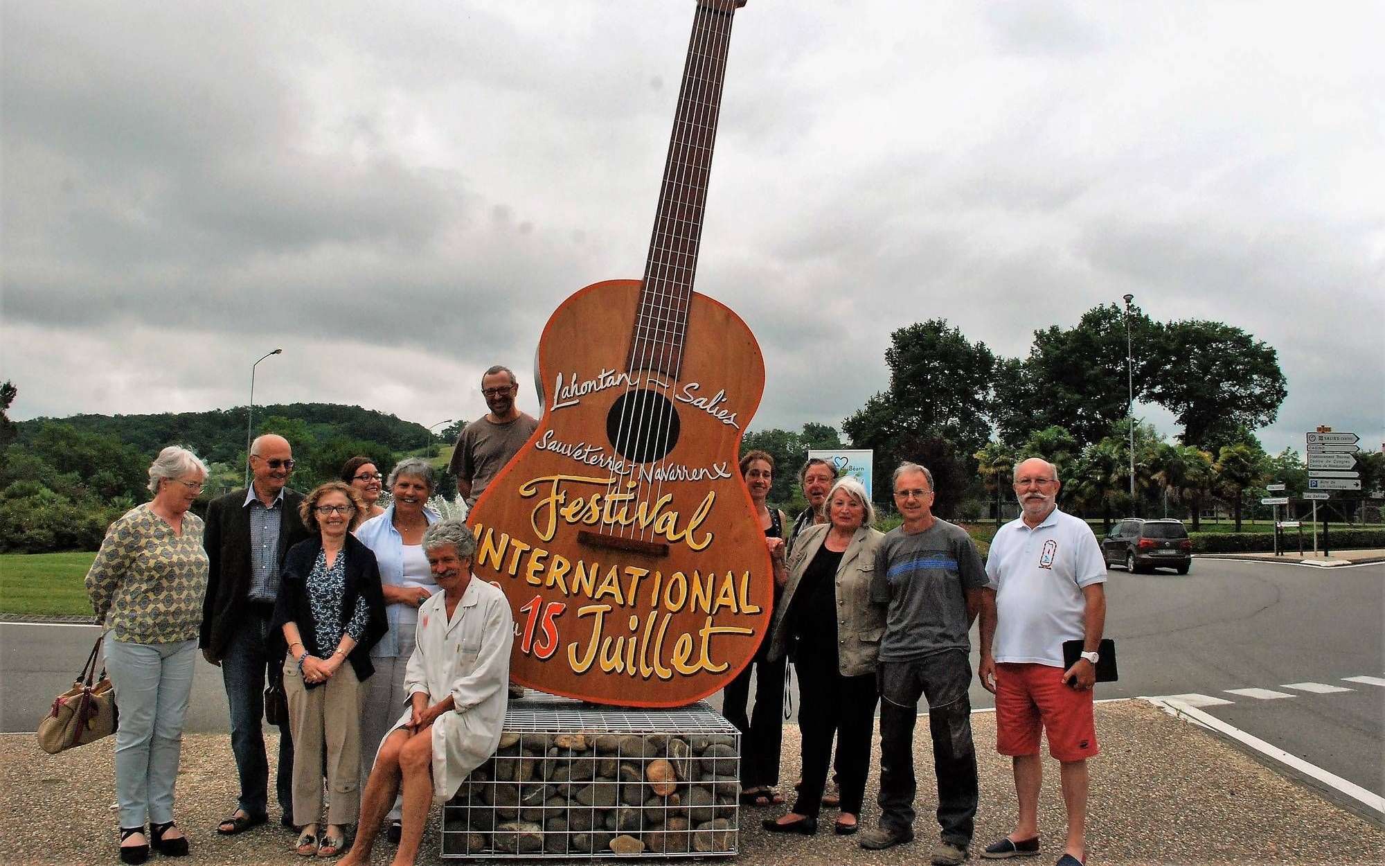 Guitare de 4m50 de haut posée en presence d'artistes, realisateurs et organisateurs du Festival Internation de Guitare en Béarn