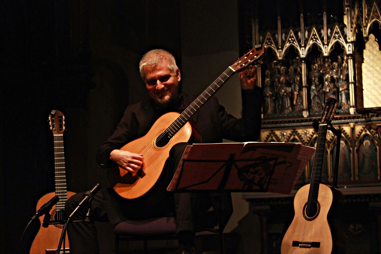 Johan Fostier joue de la guitare