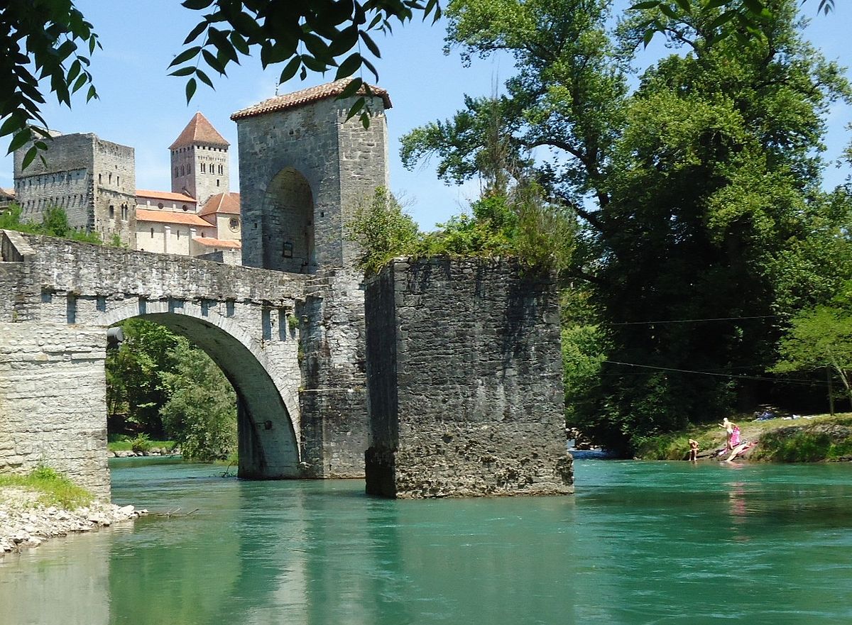 Pont surplombant une rivière à Sauveterre de Béarn